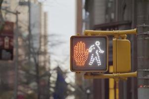 promenad inte promenad ljus trafik tecken i ny york foto