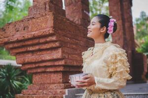 porträtt skön kvinna i songkran festival med thai traditionell kostym foto