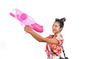 porträtt söt kvinna i songkran festival med vatten pistol foto