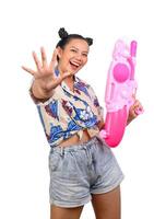 porträtt smiley kvinna i songkran festival med vatten pistol foto