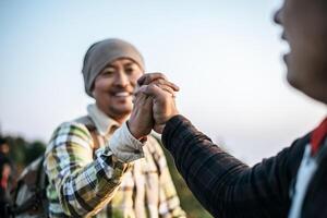 närbild av lagarbete portion hand förtroende hjälp foto