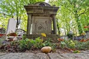 paris, Frankrike - Maj 2, 2016 parmentier potatis importör från USA till Europa grav i pere-lachaise kyrkogård homeopati grundare foto