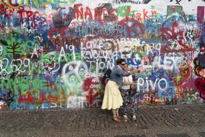 Prag, juli 15 2019 - skalbaggar john lennon graffiti vägg foto