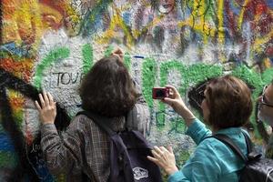 Prag, juli 15 2019 - skalbaggar john lennon graffiti vägg foto