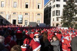 genua, Italien - december 22 2019 - traditionell santa claus promenad foto