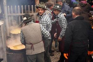 rango, Italien - december 8, 2017 - människor matlagning polenta traditionell majs vete måltid foto