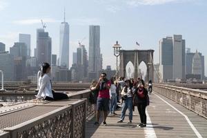 ny york, usa, Maj 2 2019 - brooklyn bro full av turister foto