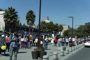 mexico stad, mexico - november 4 2017 - pilgrimer på guadalupe katedral foto