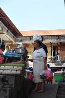 ubud, indonesien - augusti 18, 2016 - lokal- bali ö människor försäljning och uppköp på stad marknadsföra foto