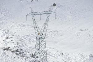 elektrisk kraft rader kontakt i de snö foto