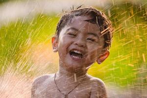 asiatisk pojke som ler och leker
