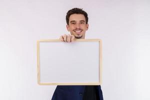 porträtt av Lycklig affärsman som visar tom skylt på isolerat vit bakgrund foto