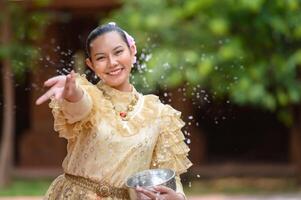 porträtt skön kvinna i songkran festival med thai traditionell kostym foto