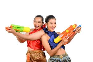 två skön kvinna i songkran festival med vatten pistol foto