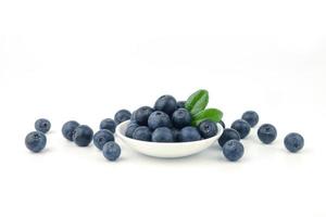 blåbär frukt på vit tallrik foto