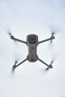 Drönare quadcopter med kamera flygande i himmel foto