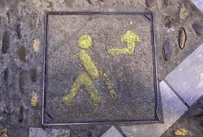 tecken på de asfalt för de blind foto