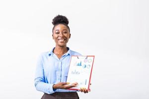 afrikansk amerikan upphetsad leende kvinna arbetssätt på projekt pekande på Diagram av projekt. ung företag kvinna som visar de uppåt trend av en grafisk Diagram foto