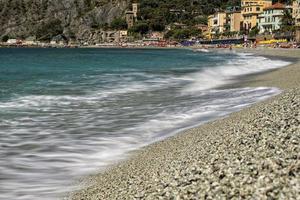 rör på sig effekt på hav vågor på de Strand i cinque terre foto