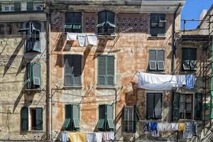 kläder hängande utanför vernazza cinque terre hus foto