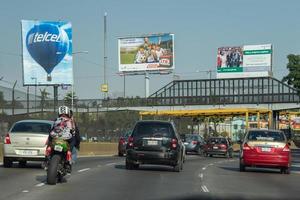 mexico stad, mexico - februari, 9 2015 - stad motorväg är belastad av trafik foto