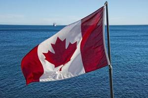 kanadensisk flagga förbi de hav foto