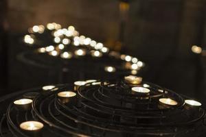 votiv- ljus i paris katedral foto