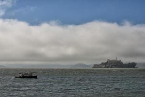 Alcatraz se på molnig himmel foto