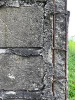 en rostig järn strukturera kan vara sett i de hörn av de utsatt adobe vägg. foto
