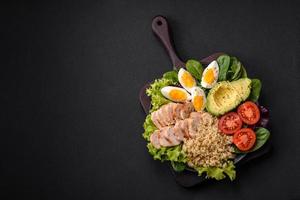 utsökt friska lunch bestående av kyckling, avokado, quinoa, ägg och tomater foto