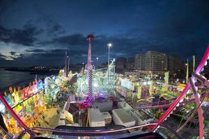 roligt rättvis karneval luna parkera panorama- hjul foto