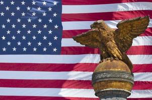 USA Örn brons staty på amerikan flagga stjärnor och Ränder bakgrund foto