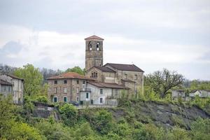 Land by kyrka i Italien foto