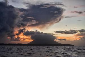 vulkan Bakom indonesiska fiskare by foto