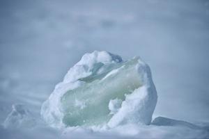 is blockera på berg snö bakgrund foto