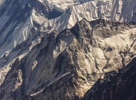 de texturer av de isig, snötäckt sten väggar och åsar av de annapurna bergen i de nepal himalaya. foto