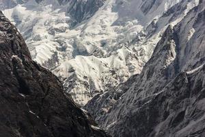 textur och detalj av en brant snö capped berg backe i nepal foto
