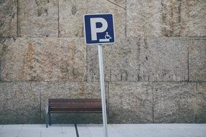 en rullstolstrafik signal på gatan i bilbao city, spanien foto