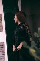 en mystisk asiatisk kvinna i svart kläder och klädnader tyst besökta de kyrkogård med en uttryckslös uttryck foto