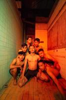 en grupp av naken bögar är sammankomst och Framställ med deras vänner medan fira värld Gay dag foto