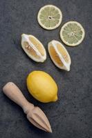 citroner och en juicepress foto