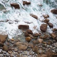 klippor och vågor i havet vid kusten, bilbao, Spanien foto