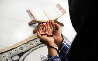 kvinna muslim bön- med quran bakgrund foto