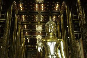 thailändskt buddhistiskt offentligt tempel i Chiang Mai foto