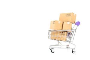 papperslådor i en vagn på en vit bakgrund. online shopping eller e-handel koncept och leverans servicekoncept med kopia utrymme för din design