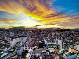 vibrerande solnedgång horisont hdr skott av da lat stad, vietnam med fascinerande blandning av färger mellan stadsbild och himmel på skymning foto