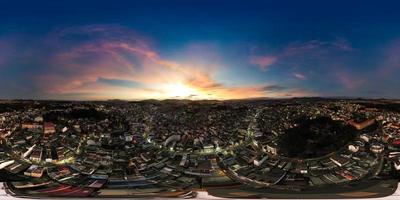 360 panorama av spektakulär solnedgång horisont i da lat stad, vietnam en fascinerande se av stadsbild och himmel med en fantastisk solnedgång nyans foto