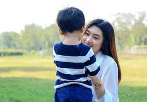 asiatiska mor och son lyckligt i parken foto