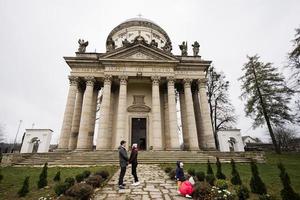 familj mot barock roman katolsk kyrka i pidhirtsi, lviv oblast, ukraina. foto