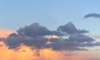 angelägen solnedgång. grå och orange moln i blå himmel. foto